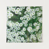 昼間の草の中の小さな白い花 タペストリー (正面(横))