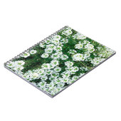 昼間の草の中の小さな白い花 ノートブック (左側)