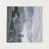 昼間の雪を頂いた山のそばの木 タペストリー (正面(横))