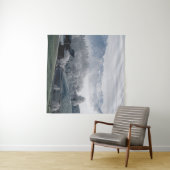 昼間の雪を頂いた山のそばの木 タペストリー (インサイチュ(横))