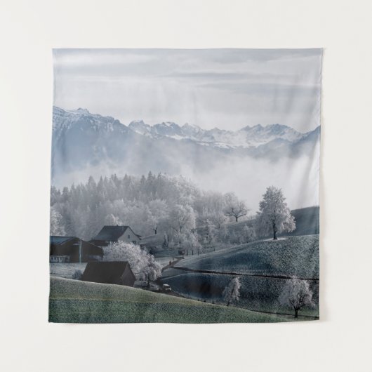 昼間の雪を頂いた山のそばの木 タペストリー (正面)