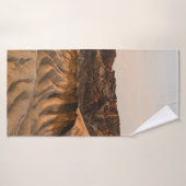 昼間の青空の下の茶色の岩山 バスタオル (バスタオル)