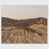 昼間の青空の下の茶色の岩山 ラッピングペーパー (フラット)