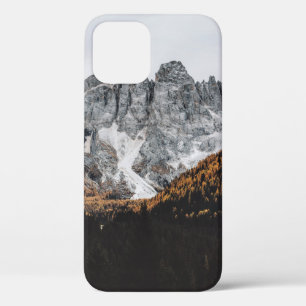 昼間より下に木がある灰色の岩山 iPhone 12ケース