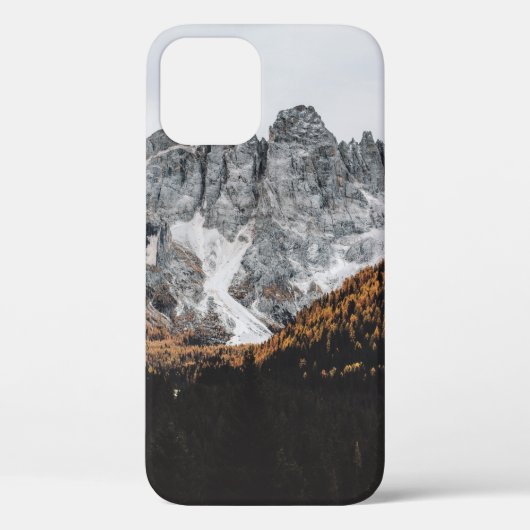 昼間より下に木がある灰色の岩山 Case-Mate iPhoneケース (裏面)