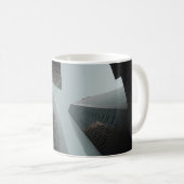 昼間時の建物の低角撮影 コーヒーマグカップ (正面右)