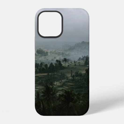 昼間曇り空の下の木 iPhoneケース (裏面)