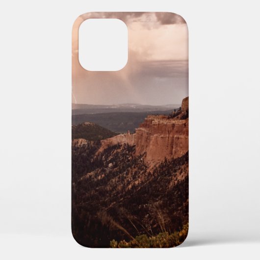 昼間曇り空の下の茶色の岩山 Case-Mate iPhoneケース (裏面)