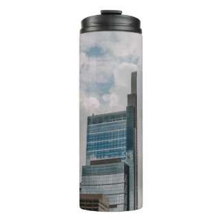 昼間曇り空下の灰色建物コンクリート タンブラー