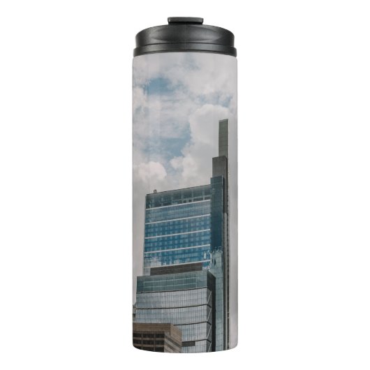 昼間曇り空下の灰色建物コンクリート タンブラー (正面)