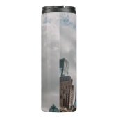 昼間曇り空下の灰色建物コンクリート タンブラー (裏面)