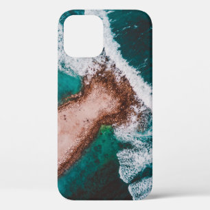 昼間海水に囲まれた茶色の島 iPhone 12ケース