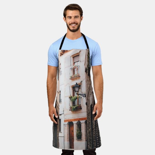 昼間用グレーコンクリート路地 エプロン (着用した状態)