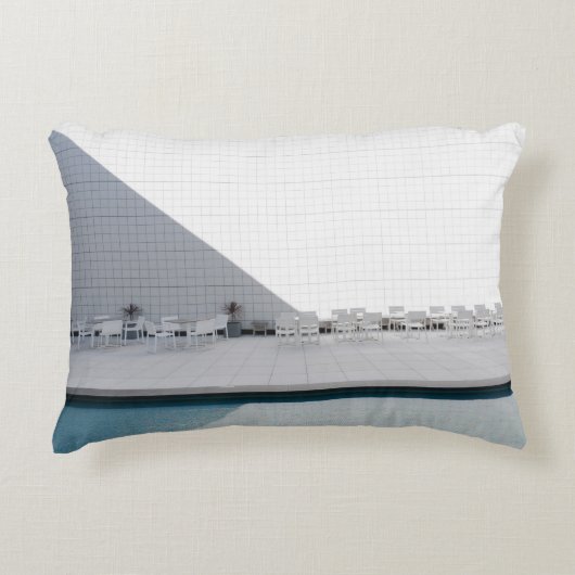 昼間用椅子付き白パティオテーブル アクセントクッション (正面)