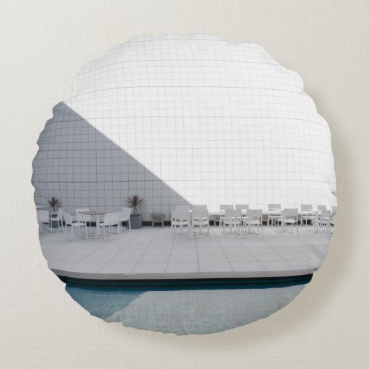 昼間用椅子付き白パティオテーブル ラウンドクッション (正面)