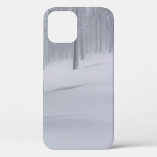 昼間雪で覆われた木 iPhone 12ケース
