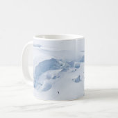 昼間雪に覆われた人々 コーヒーマグカップ (正面左)