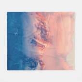 昼間雪に覆われた山 フリースブランケット (正面(横))