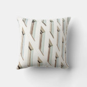 昼間–3時の白コンクリート建物 クッション (裏面)