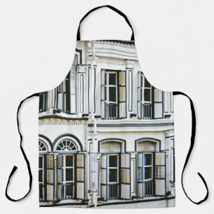 昼間–4時の白コンクリート建物 エプロン