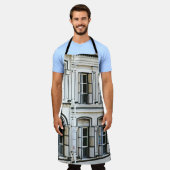 昼間–4時の白コンクリート建物 エプロン (着用した状態)
