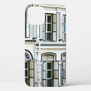 昼間–4時の白コンクリート建物 iPhone 12ケース