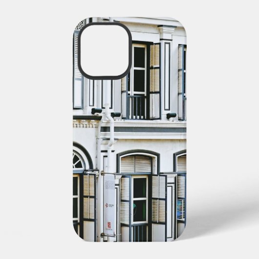 昼間–4時の白コンクリート建物 iPhoneケース (裏面)