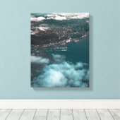 昼間vの建物の横の水の体 キャンバスプリント (インサイチュ (ウッドフロア))