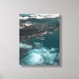 昼間vの建物の横の水の体 キャンバスプリント