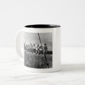 昼食を超高層ビルの上に ツートーンマグカップ (正面左)