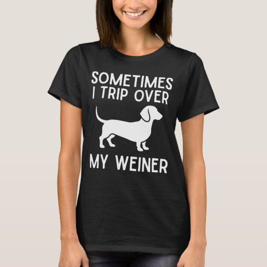 時々ウィーナー犬につまずくよ 面白いダックスフント Tシャツ (正面)