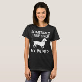 時々ウィーナー犬につまずくよ 面白いダックスフント Tシャツ (正面フル)