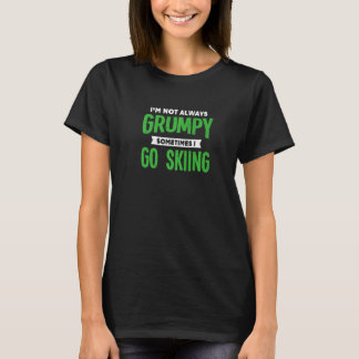 時々スキーに行くから不機嫌じゃない スキーヤーユーモア Tシャツ
