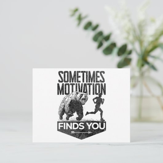 時々モチベーションおもしろいはランニングあなたを見つける ポストカード (スタンド正面)