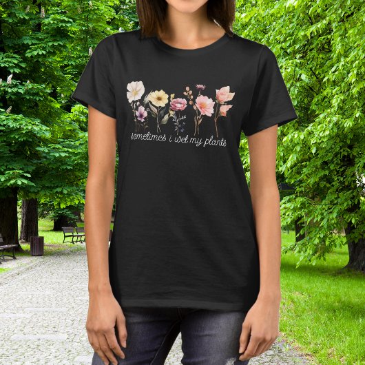 時々植物に水をやる 花の庭園 Tシャツ