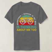 時々疑問に思私の自転車は私の周りに考えるある Tシャツ (デザイン正面)