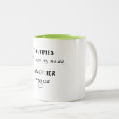 時々私が私の口を開けるとき私の母は出て来ます ツートーンマグカップ (正面右)