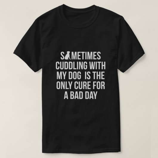 時々私の犬と一緒に抱き合うことは唯一の治療法である Tシャツ (デザイン正面)