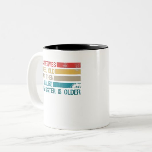 時々私は感じ年を取ったが、その後、私は私の妹に気づく ツートーンマグカップ (正面左)
