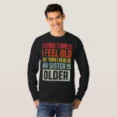時々私は感じ年を取ったが、その後、私は私の妹に気づく Tシャツ (正面フル)