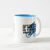 時々私は私のバイクが私について考えるなら疑問に思います ツートーンマグカップ (正面右)