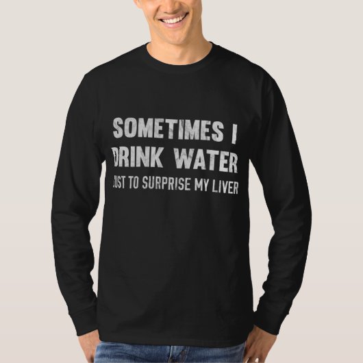 時々私は肝臓を驚かせるために水を飲む Tシャツ (正面)