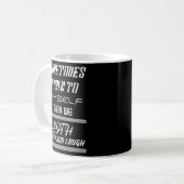 時々私は自分自身と話し、その後、私たち二人は笑う コーヒーマグカップ (正面左)
