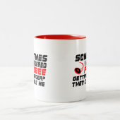 時々私疑問に思はフリスビーを大きくすおもしろいる ツートーンマグカップ (中央)