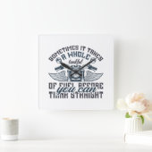 時々、タンク一杯のTシャツを投げる  スクエア壁時計 (ホーム)