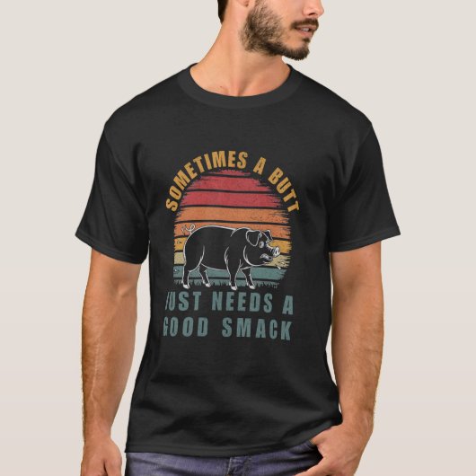 時にはお尻を思いっきり叩いてやるのがいい BBQ 豚肉料理 Tシャツ (正面)