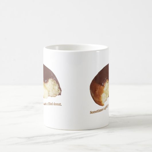 時には女の子は単に満たされたドーナツを望んでいる コーヒーマグカップ (中央)