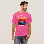 時には飛び出す勇気が必要 パルクール Tシャツ (正面フル)