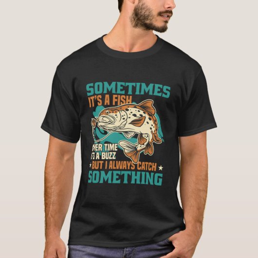 時には魚じゃないこともあるけど、何かは必ず釣れる Tシャツ (正面)