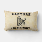 時のヴィンテージのカメラのカメラマンを捕獲して下さい ランバークッション (裏面)